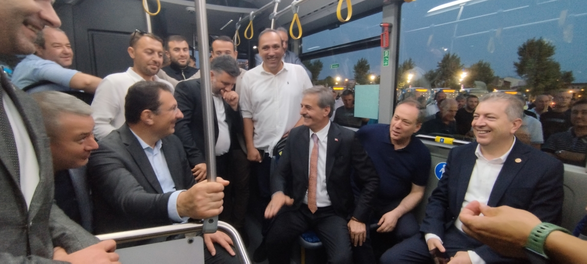 Büyükşehir Belediyesi, Sakarya’nın ulaşımında milat olacak bir yatırımı hayata geçirdi. Başkan Yusuf Alemdar’ın müjdesini verdiği biri %100 elektrikli olmak üzere 23 son teknoloji otobüs ile 1 adet metrobüs Demokrasi Meydanı’