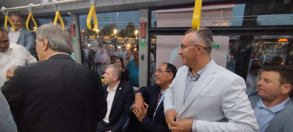 Büyükşehir Belediyesi, Sakarya’nın ulaşımında milat olacak bir yatırımı hayata geçirdi. Başkan Yusuf Alemdar’ın müjdesini verdiği biri %100 elektrikli olmak üzere 23 son teknoloji otobüs ile 1 adet metrobüs Demokrasi Meydanı’