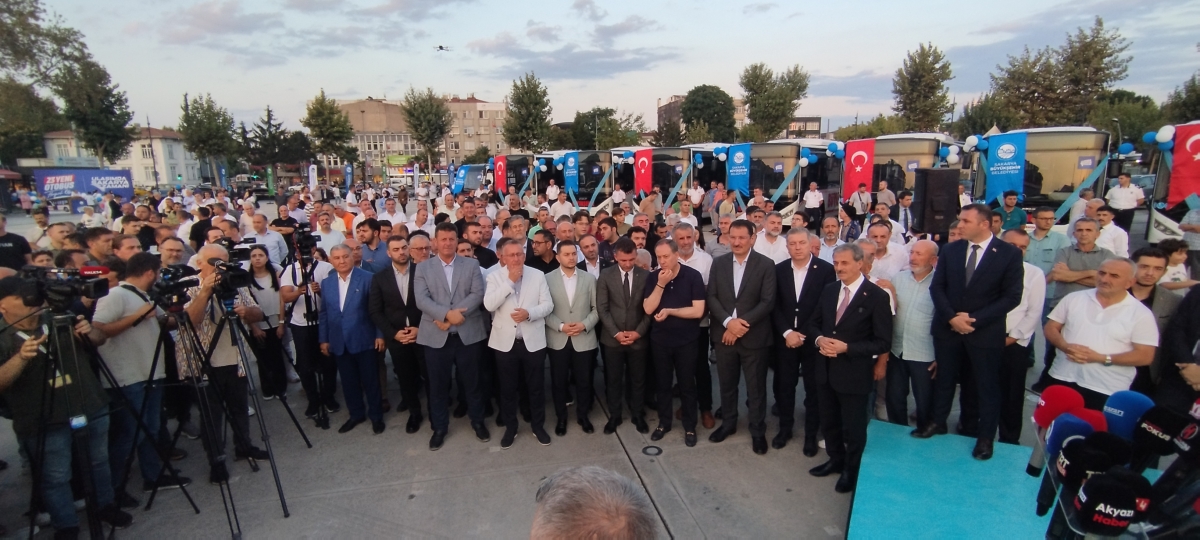Büyükşehir Belediyesi, Sakarya’nın ulaşımında milat olacak bir yatırımı hayata geçirdi. Başkan Yusuf Alemdar’ın müjdesini verdiği biri %100 elektrikli olmak üzere 23 son teknoloji otobüs ile 1 adet metrobüs Demokrasi Meydanı’