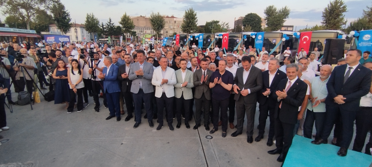 Büyükşehir Belediyesi, Sakarya’nın ulaşımında milat olacak bir yatırımı hayata geçirdi. Başkan Yusuf Alemdar’ın müjdesini verdiği biri %100 elektrikli olmak üzere 23 son teknoloji otobüs ile 1 adet metrobüs Demokrasi Meydanı’