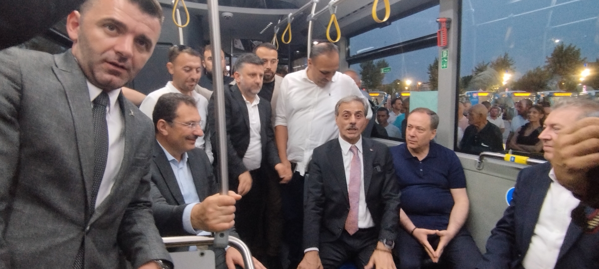 Büyükşehir Belediyesi, Sakarya’nın ulaşımında milat olacak bir yatırımı hayata geçirdi. Başkan Yusuf Alemdar’ın müjdesini verdiği biri %100 elektrikli olmak üzere 23 son teknoloji otobüs ile 1 adet metrobüs Demokrasi Meydanı’