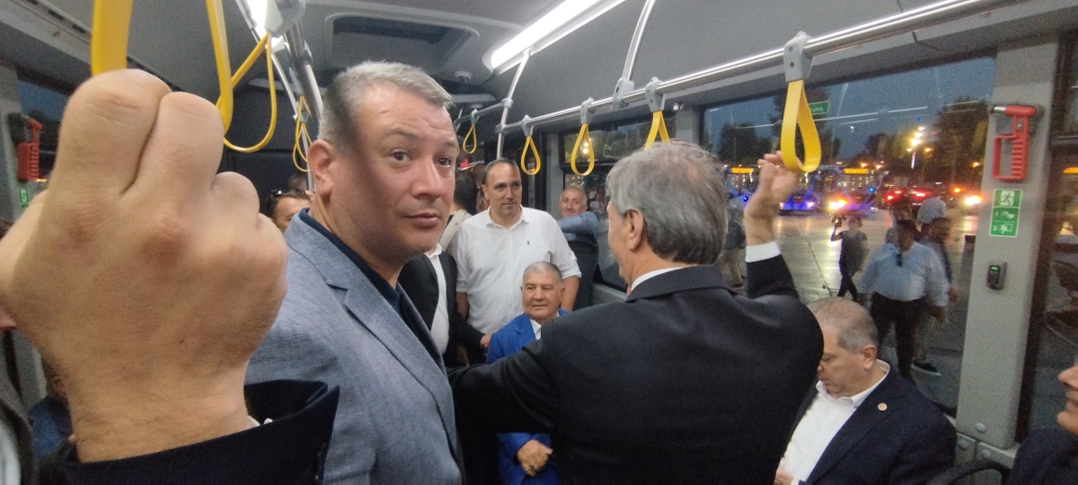 Büyükşehir Belediyesi, Sakarya’nın ulaşımında milat olacak bir yatırımı hayata geçirdi. Başkan Yusuf Alemdar’ın müjdesini verdiği biri %100 elektrikli olmak üzere 23 son teknoloji otobüs ile 1 adet metrobüs Demokrasi Meydanı’