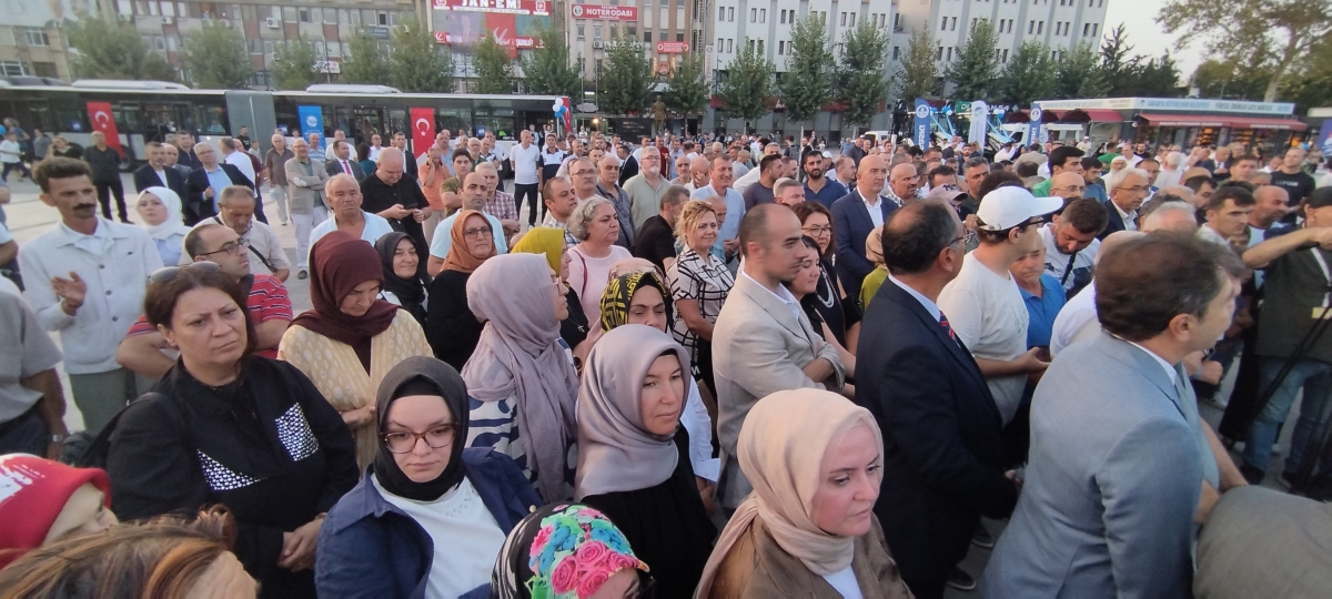 Büyükşehir Belediyesi, Sakarya’nın ulaşımında milat olacak bir yatırımı hayata geçirdi. Başkan Yusuf Alemdar’ın müjdesini verdiği biri %100 elektrikli olmak üzere 23 son teknoloji otobüs ile 1 adet metrobüs Demokrasi Meydanı’