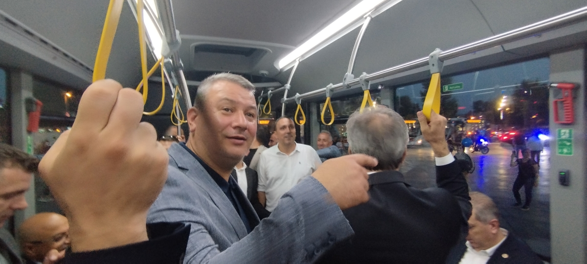 Büyükşehir Belediyesi, Sakarya’nın ulaşımında milat olacak bir yatırımı hayata geçirdi. Başkan Yusuf Alemdar’ın müjdesini verdiği biri %100 elektrikli olmak üzere 23 son teknoloji otobüs ile 1 adet metrobüs Demokrasi Meydanı’