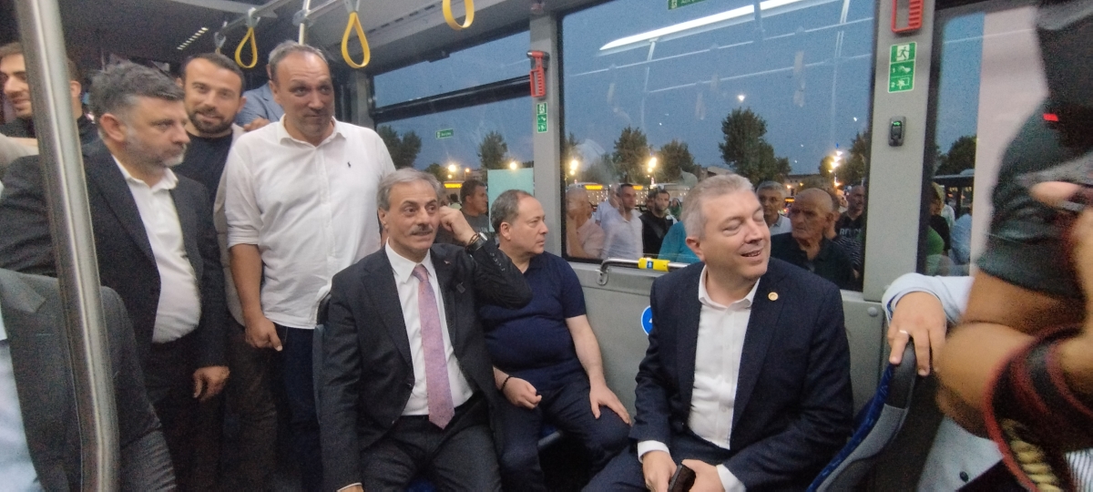 Büyükşehir Belediyesi, Sakarya’nın ulaşımında milat olacak bir yatırımı hayata geçirdi. Başkan Yusuf Alemdar’ın müjdesini verdiği biri %100 elektrikli olmak üzere 23 son teknoloji otobüs ile 1 adet metrobüs Demokrasi Meydanı’