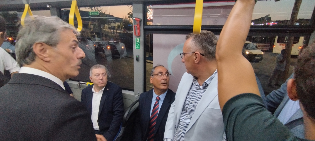 Büyükşehir Belediyesi, Sakarya’nın ulaşımında milat olacak bir yatırımı hayata geçirdi. Başkan Yusuf Alemdar’ın müjdesini verdiği biri %100 elektrikli olmak üzere 23 son teknoloji otobüs ile 1 adet metrobüs Demokrasi Meydanı’