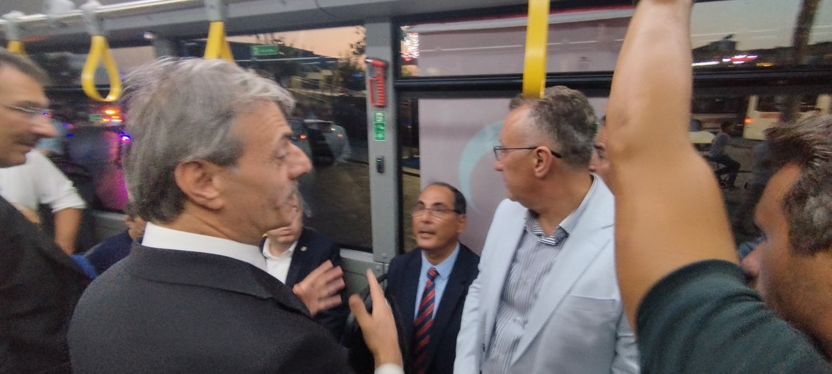 Büyükşehir Belediyesi, Sakarya’nın ulaşımında milat olacak bir yatırımı hayata geçirdi. Başkan Yusuf Alemdar’ın müjdesini verdiği biri %100 elektrikli olmak üzere 23 son teknoloji otobüs ile 1 adet metrobüs Demokrasi Meydanı’