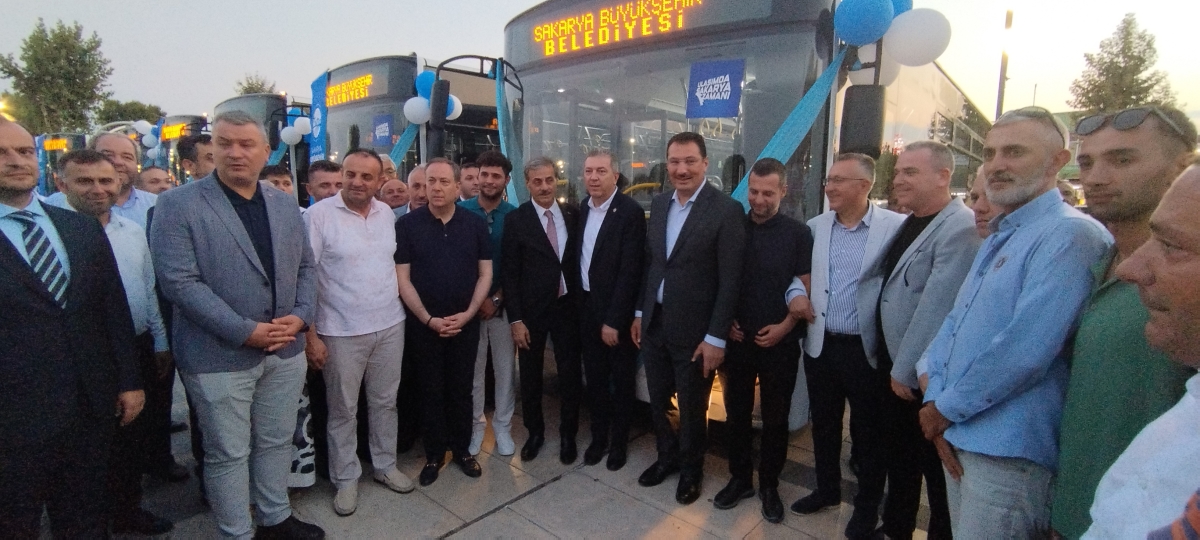 Büyükşehir Belediyesi, Sakarya’nın ulaşımında milat olacak bir yatırımı hayata geçirdi. Başkan Yusuf Alemdar’ın müjdesini verdiği biri %100 elektrikli olmak üzere 23 son teknoloji otobüs ile 1 adet metrobüs Demokrasi Meydanı’