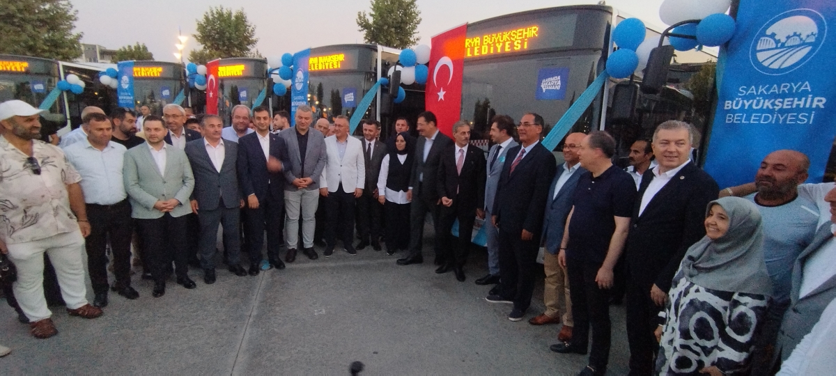 Büyükşehir Belediyesi, Sakarya’nın ulaşımında milat olacak bir yatırımı hayata geçirdi. Başkan Yusuf Alemdar’ın müjdesini verdiği biri %100 elektrikli olmak üzere 23 son teknoloji otobüs ile 1 adet metrobüs Demokrasi Meydanı’
