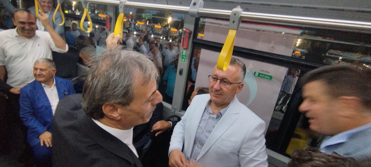 Büyükşehir Belediyesi, Sakarya’nın ulaşımında milat olacak bir yatırımı hayata geçirdi. Başkan Yusuf Alemdar’ın müjdesini verdiği biri %100 elektrikli olmak üzere 23 son teknoloji otobüs ile 1 adet metrobüs Demokrasi Meydanı’