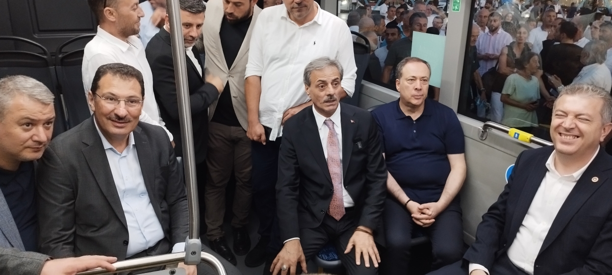 Büyükşehir Belediyesi, Sakarya’nın ulaşımında milat olacak bir yatırımı hayata geçirdi. Başkan Yusuf Alemdar’ın müjdesini verdiği biri %100 elektrikli olmak üzere 23 son teknoloji otobüs ile 1 adet metrobüs Demokrasi Meydanı’