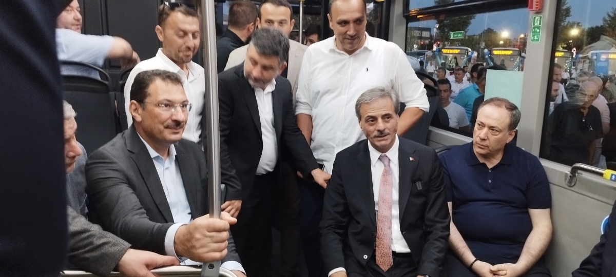 Büyükşehir Belediyesi, Sakarya’nın ulaşımında milat olacak bir yatırımı hayata geçirdi. Başkan Yusuf Alemdar’ın müjdesini verdiği biri %100 elektrikli olmak üzere 23 son teknoloji otobüs ile 1 adet metrobüs Demokrasi Meydanı’