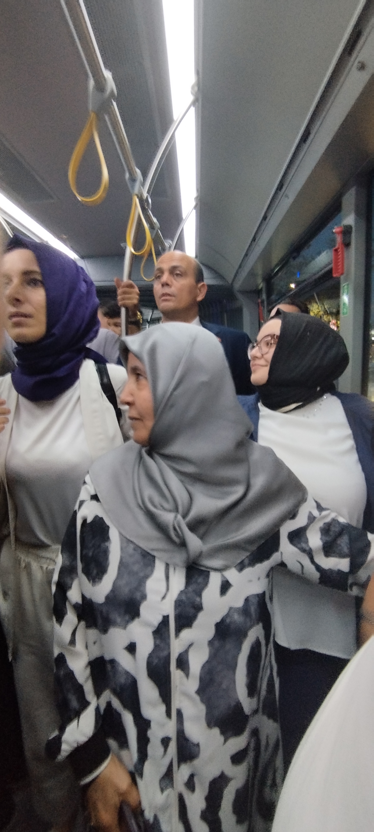 Büyükşehir Belediyesi, Sakarya’nın ulaşımında milat olacak bir yatırımı hayata geçirdi. Başkan Yusuf Alemdar’ın müjdesini verdiği biri %100 elektrikli olmak üzere 23 son teknoloji otobüs ile 1 adet metrobüs Demokrasi Meydanı’