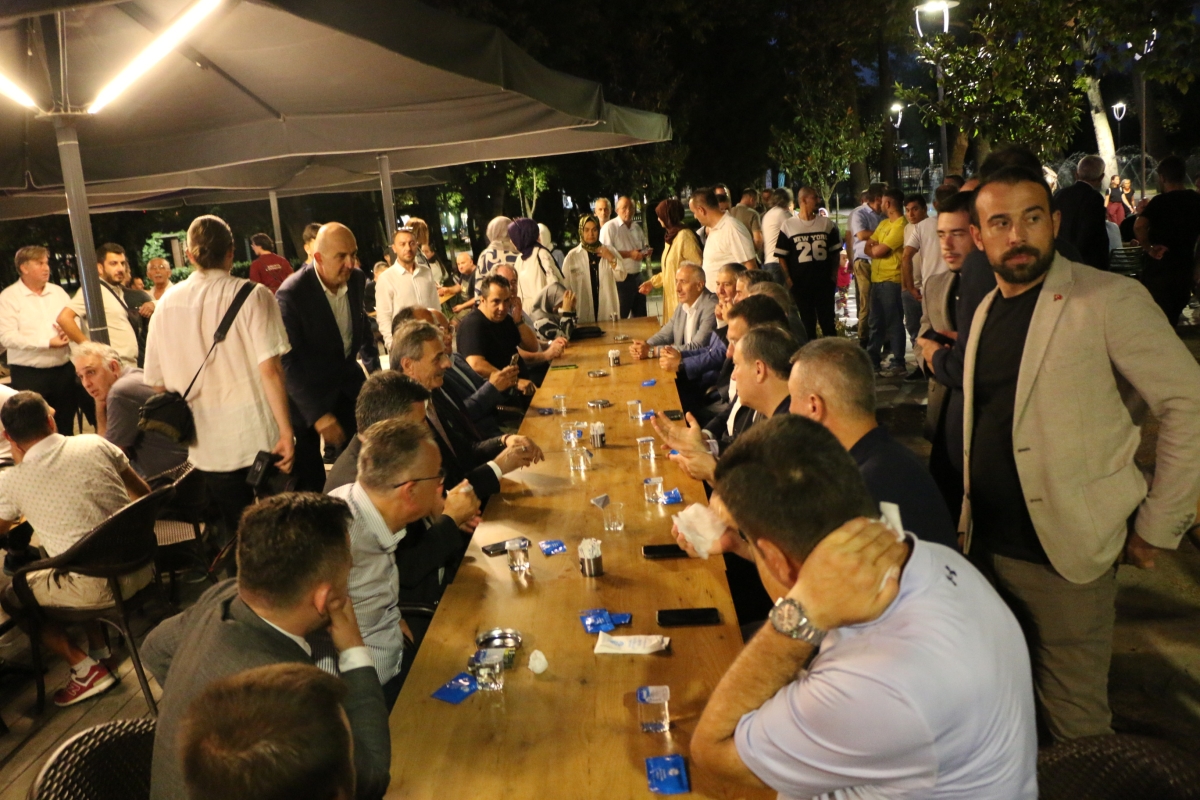 Büyükşehir Belediyesi, Sakarya’nın ulaşımında milat olacak bir yatırımı hayata geçirdi. Başkan Yusuf Alemdar’ın müjdesini verdiği biri %100 elektrikli olmak üzere 23 son teknoloji otobüs ile 1 adet metrobüs Demokrasi Meydanı’