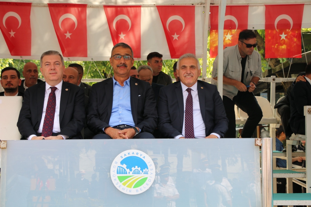 30 Ağustos'ta zaferle neticelenen Büyük Taarruz ve Başkomutanlık Meydan Muharebesi'nin 102’nci yıl dönümü ve Zafer Bayramı, Sakarya’da Kutlandı ( İİŞTE GÜNÜN ÖNE ÇIKAN FOTOĞRAF KARALERİ )