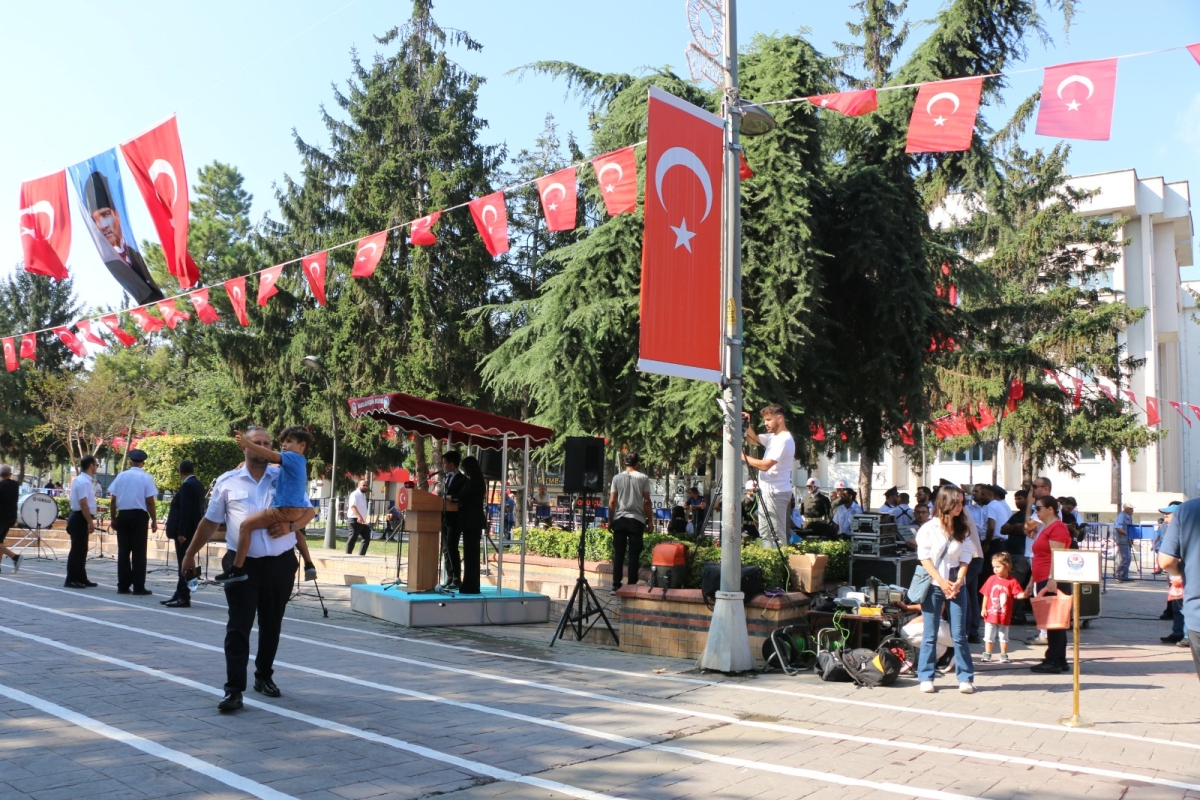 30 Ağustos'ta zaferle neticelenen Büyük Taarruz ve Başkomutanlık Meydan Muharebesi'nin 102’nci yıl dönümü ve Zafer Bayramı, Sakarya’da Kutlandı ( İİŞTE GÜNÜN ÖNE ÇIKAN FOTOĞRAF KARALERİ )