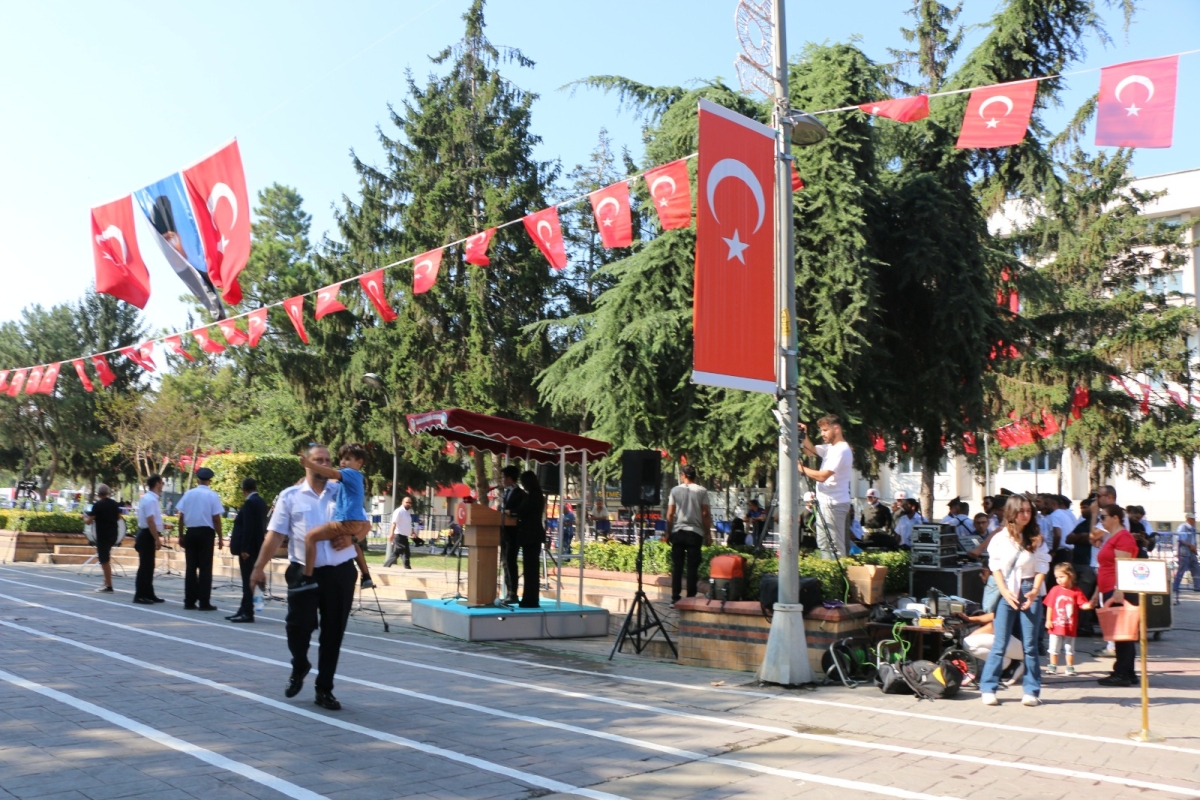 30 Ağustos'ta zaferle neticelenen Büyük Taarruz ve Başkomutanlık Meydan Muharebesi'nin 102’nci yıl dönümü ve Zafer Bayramı, Sakarya’da Kutlandı ( İİŞTE GÜNÜN ÖNE ÇIKAN FOTOĞRAF KARALERİ )