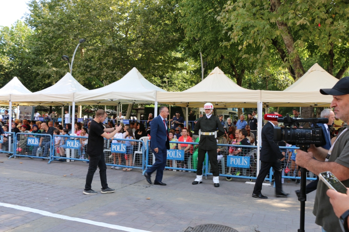 30 Ağustos'ta zaferle neticelenen Büyük Taarruz ve Başkomutanlık Meydan Muharebesi'nin 102’nci yıl dönümü ve Zafer Bayramı, Sakarya’da Kutlandı ( İİŞTE GÜNÜN ÖNE ÇIKAN FOTOĞRAF KARALERİ )