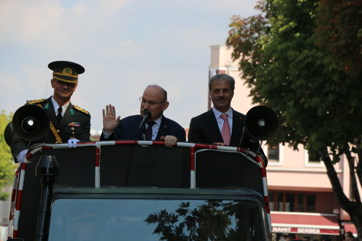 30 Ağustos'ta zaferle neticelenen Büyük Taarruz ve Başkomutanlık Meydan Muharebesi'nin 102’nci yıl dönümü ve Zafer Bayramı, Sakarya’da Kutlandı ( İİŞTE GÜNÜN ÖNE ÇIKAN FOTOĞRAF KARALERİ )