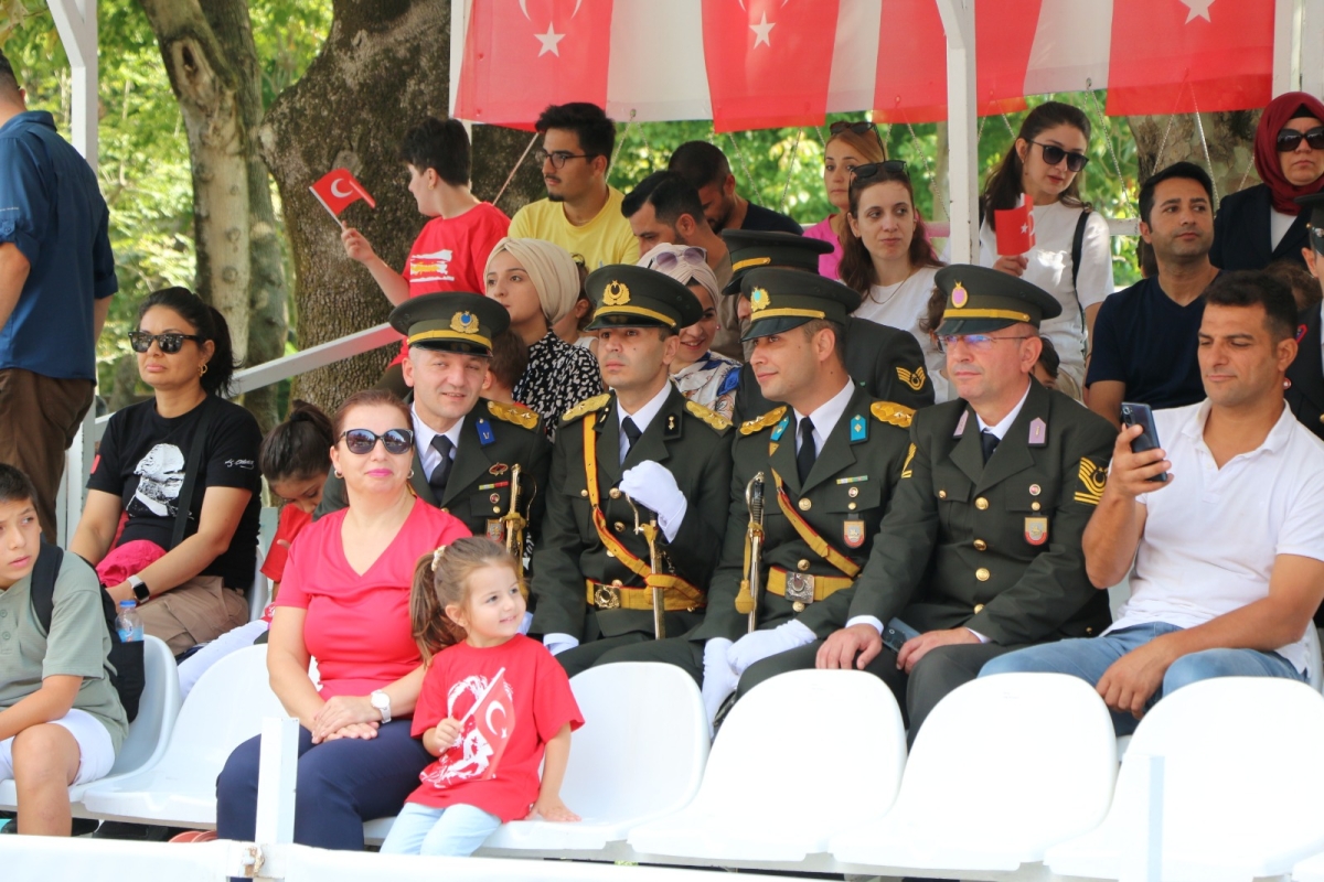30 Ağustos'ta zaferle neticelenen Büyük Taarruz ve Başkomutanlık Meydan Muharebesi'nin 102’nci yıl dönümü ve Zafer Bayramı, Sakarya’da Kutlandı ( İİŞTE GÜNÜN ÖNE ÇIKAN FOTOĞRAF KARALERİ )