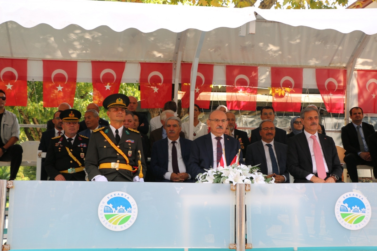 30 Ağustos'ta zaferle neticelenen Büyük Taarruz ve Başkomutanlık Meydan Muharebesi'nin 102’nci yıl dönümü ve Zafer Bayramı, Sakarya’da Kutlandı ( İİŞTE GÜNÜN ÖNE ÇIKAN FOTOĞRAF KARALERİ )