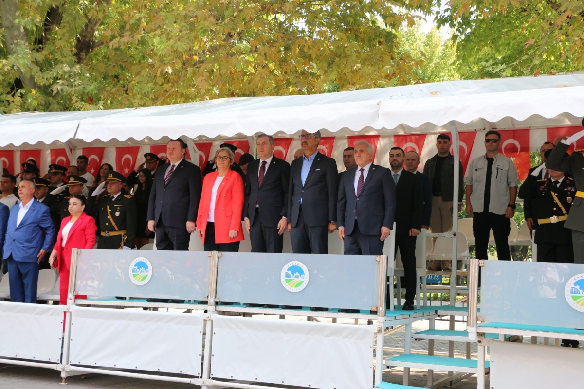 30 Ağustos'ta zaferle neticelenen Büyük Taarruz ve Başkomutanlık Meydan Muharebesi'nin 102’nci yıl dönümü ve Zafer Bayramı, Sakarya’da Kutlandı ( İİŞTE GÜNÜN ÖNE ÇIKAN FOTOĞRAF KARALERİ )