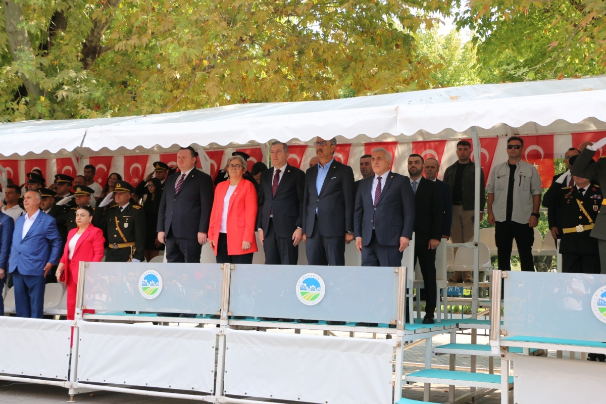 30 Ağustos'ta zaferle neticelenen Büyük Taarruz ve Başkomutanlık Meydan Muharebesi'nin 102’nci yıl dönümü ve Zafer Bayramı, Sakarya’da Kutlandı ( İİŞTE GÜNÜN ÖNE ÇIKAN FOTOĞRAF KARALERİ )