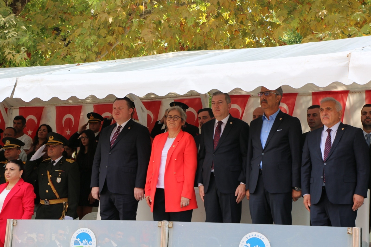 30 Ağustos'ta zaferle neticelenen Büyük Taarruz ve Başkomutanlık Meydan Muharebesi'nin 102’nci yıl dönümü ve Zafer Bayramı, Sakarya’da Kutlandı ( İİŞTE GÜNÜN ÖNE ÇIKAN FOTOĞRAF KARALERİ )