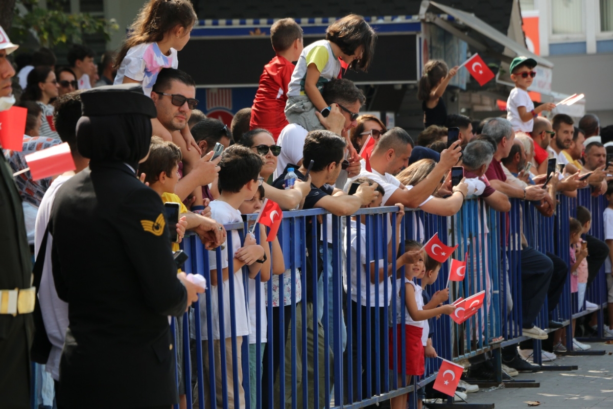 30 Ağustos'ta zaferle neticelenen Büyük Taarruz ve Başkomutanlık Meydan Muharebesi'nin 102’nci yıl dönümü ve Zafer Bayramı, Sakarya’da Kutlandı ( İİŞTE GÜNÜN ÖNE ÇIKAN FOTOĞRAF KARALERİ )