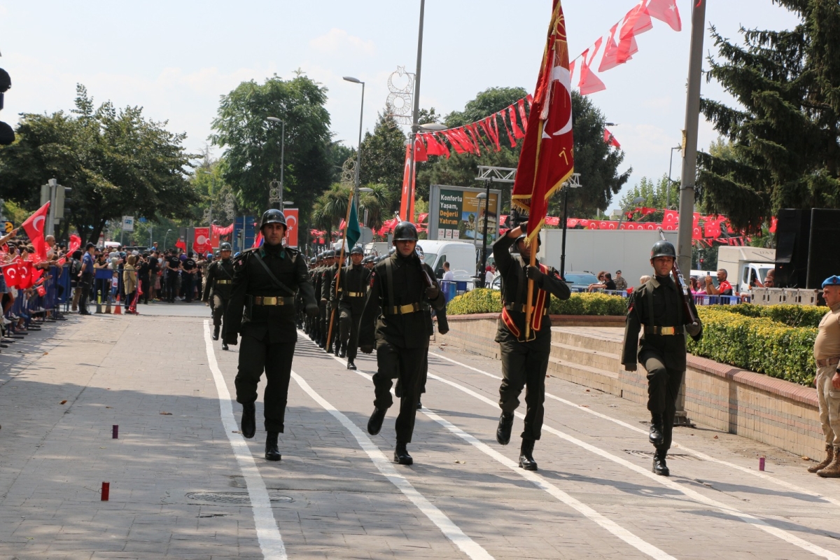 30 Ağustos'ta zaferle neticelenen Büyük Taarruz ve Başkomutanlık Meydan Muharebesi'nin 102’nci yıl dönümü ve Zafer Bayramı, Sakarya’da Kutlandı ( İİŞTE GÜNÜN ÖNE ÇIKAN FOTOĞRAF KARALERİ )