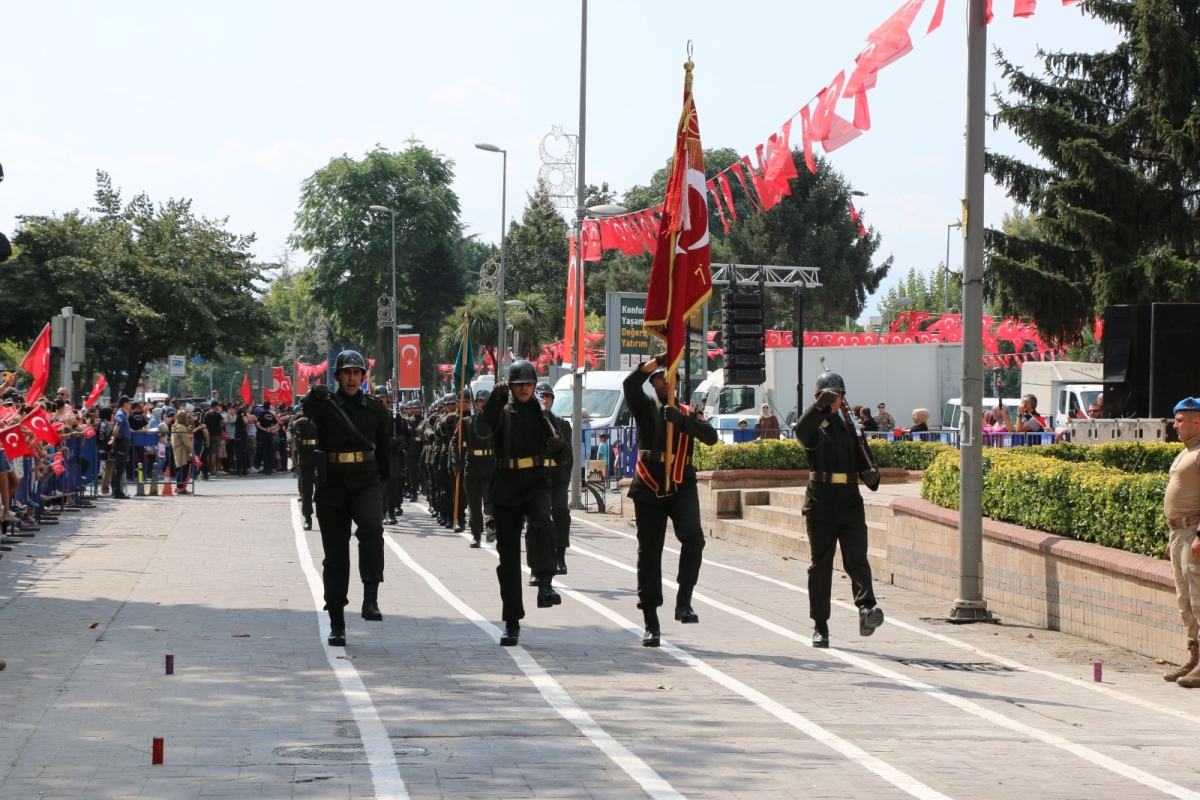 30 Ağustos'ta zaferle neticelenen Büyük Taarruz ve Başkomutanlık Meydan Muharebesi'nin 102’nci yıl dönümü ve Zafer Bayramı, Sakarya’da Kutlandı ( İİŞTE GÜNÜN ÖNE ÇIKAN FOTOĞRAF KARALERİ )