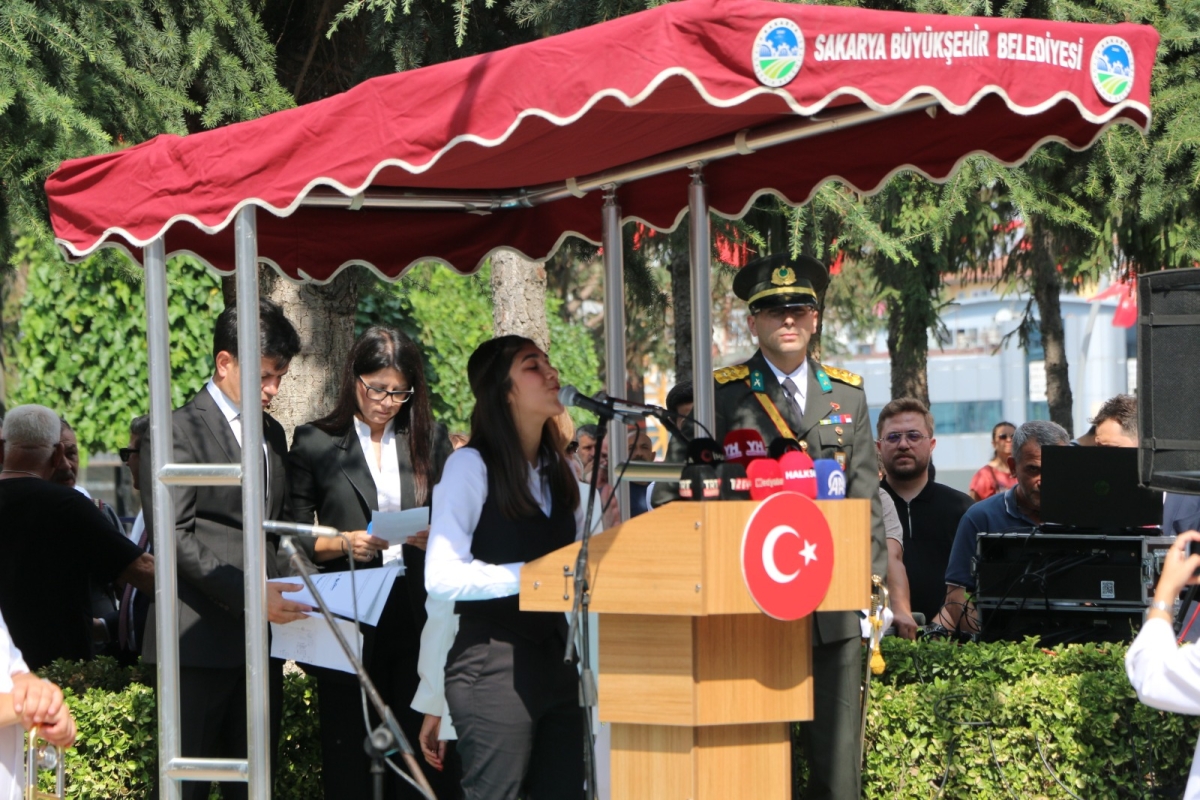 30 Ağustos'ta zaferle neticelenen Büyük Taarruz ve Başkomutanlık Meydan Muharebesi'nin 102’nci yıl dönümü ve Zafer Bayramı, Sakarya’da Kutlandı ( İİŞTE GÜNÜN ÖNE ÇIKAN FOTOĞRAF KARALERİ )