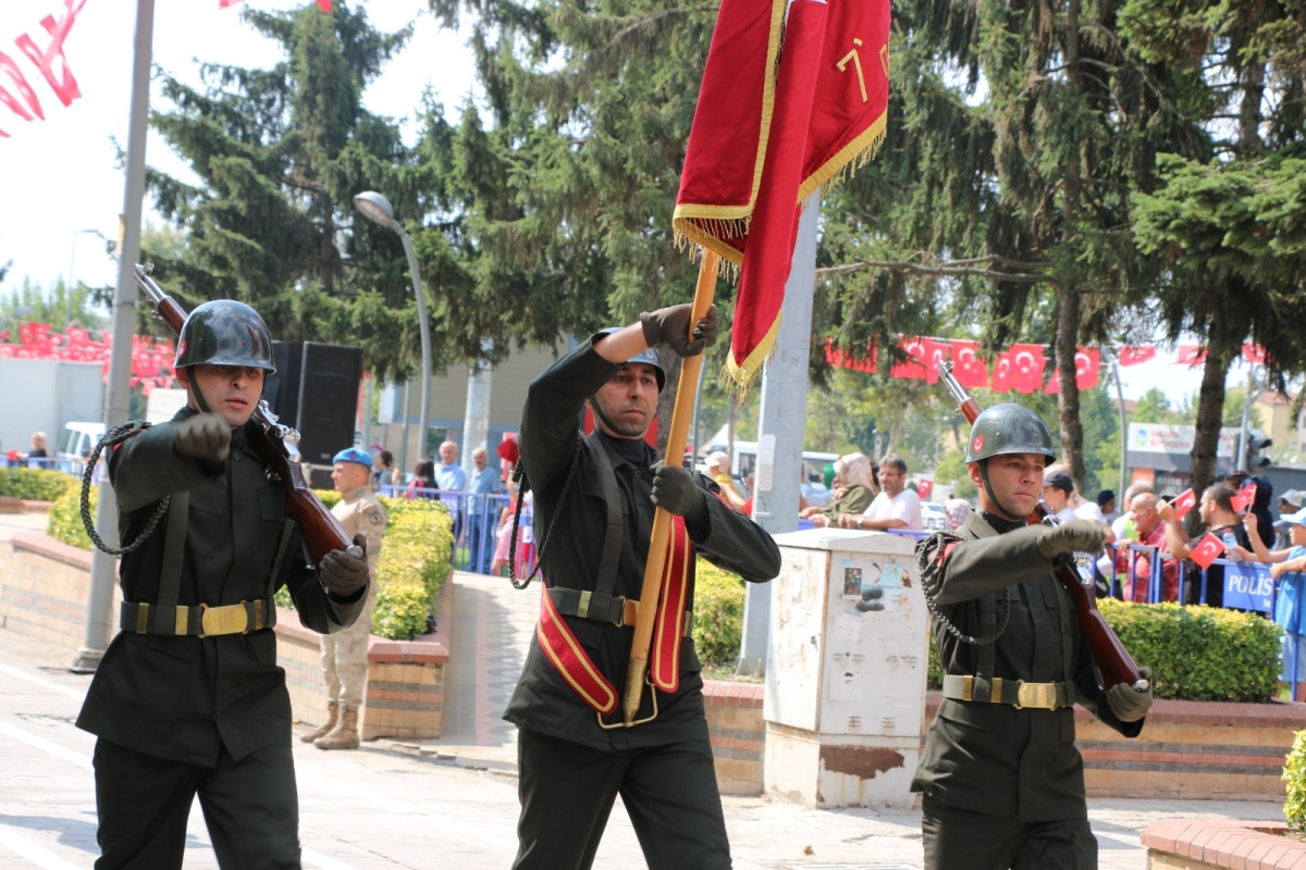 30 Ağustos'ta zaferle neticelenen Büyük Taarruz ve Başkomutanlık Meydan Muharebesi'nin 102’nci yıl dönümü ve Zafer Bayramı, Sakarya’da Kutlandı ( İİŞTE GÜNÜN ÖNE ÇIKAN FOTOĞRAF KARALERİ )