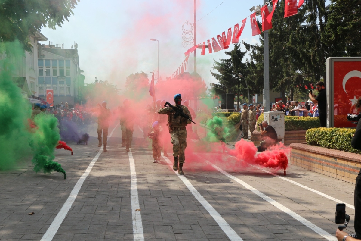 30 Ağustos'ta zaferle neticelenen Büyük Taarruz ve Başkomutanlık Meydan Muharebesi'nin 102’nci yıl dönümü ve Zafer Bayramı, Sakarya’da Kutlandı ( İİŞTE GÜNÜN ÖNE ÇIKAN FOTOĞRAF KARALERİ )