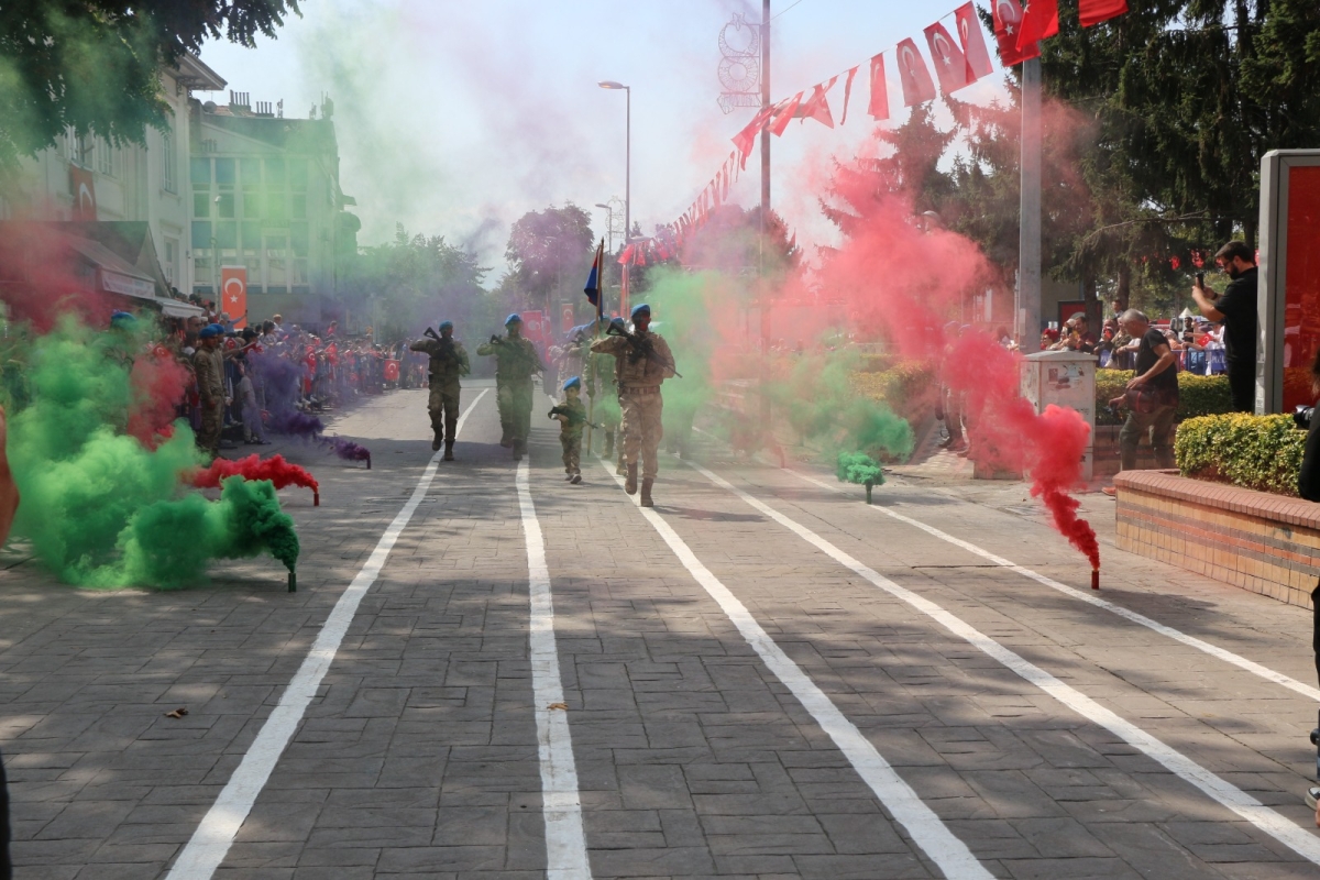 30 Ağustos'ta zaferle neticelenen Büyük Taarruz ve Başkomutanlık Meydan Muharebesi'nin 102’nci yıl dönümü ve Zafer Bayramı, Sakarya’da Kutlandı ( İİŞTE GÜNÜN ÖNE ÇIKAN FOTOĞRAF KARALERİ )