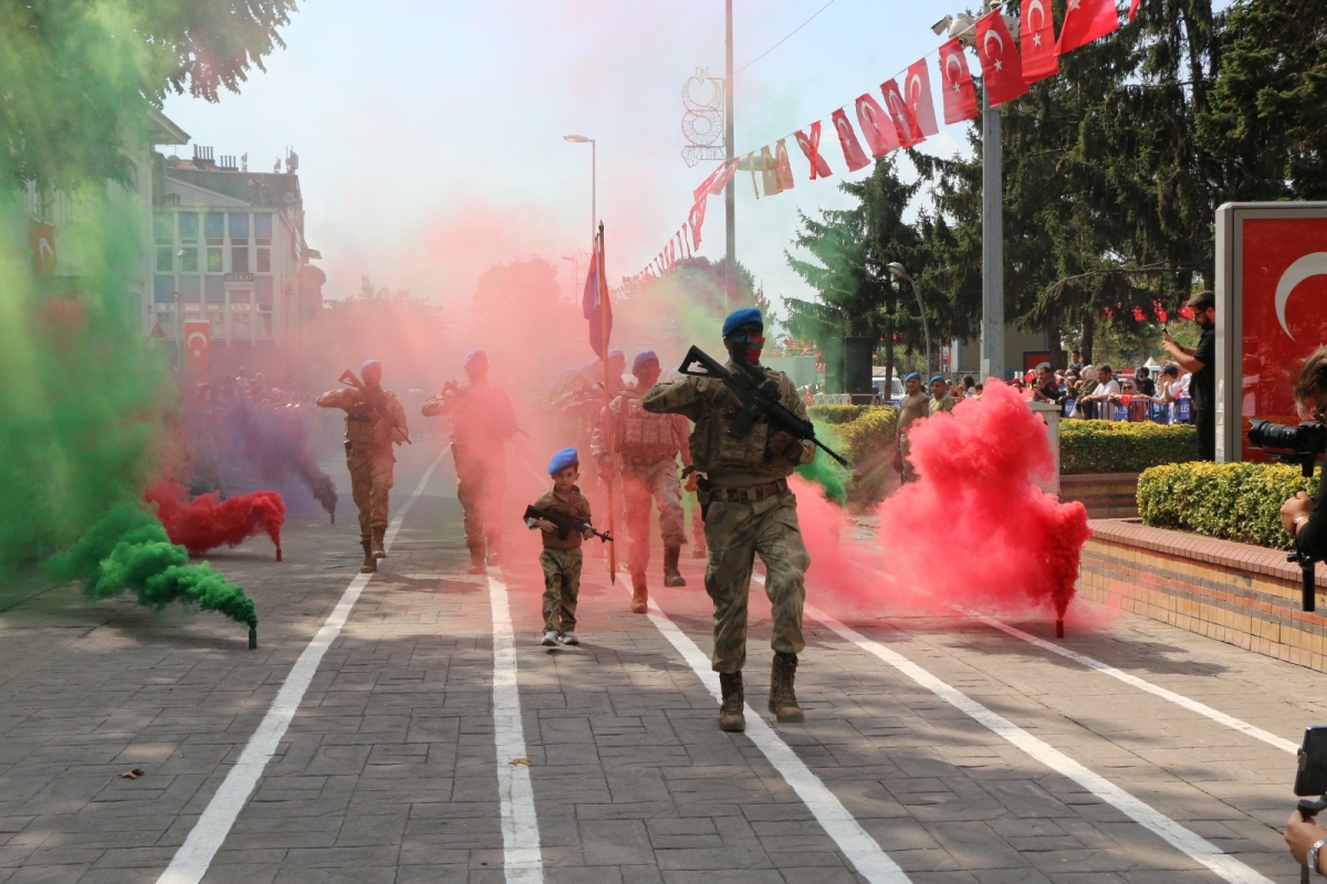 30 Ağustos'ta zaferle neticelenen Büyük Taarruz ve Başkomutanlık Meydan Muharebesi'nin 102’nci yıl dönümü ve Zafer Bayramı, Sakarya’da Kutlandı ( İİŞTE GÜNÜN ÖNE ÇIKAN FOTOĞRAF KARALERİ )