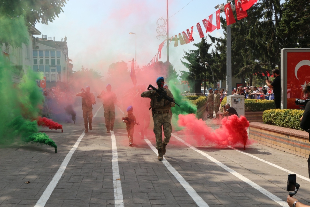 30 Ağustos'ta zaferle neticelenen Büyük Taarruz ve Başkomutanlık Meydan Muharebesi'nin 102’nci yıl dönümü ve Zafer Bayramı, Sakarya’da Kutlandı ( İİŞTE GÜNÜN ÖNE ÇIKAN FOTOĞRAF KARALERİ )
