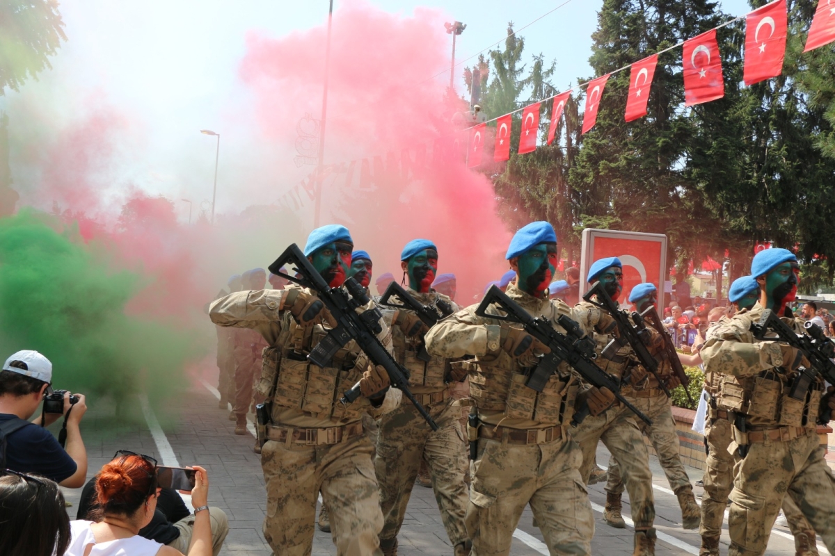 30 Ağustos'ta zaferle neticelenen Büyük Taarruz ve Başkomutanlık Meydan Muharebesi'nin 102’nci yıl dönümü ve Zafer Bayramı, Sakarya’da Kutlandı ( İİŞTE GÜNÜN ÖNE ÇIKAN FOTOĞRAF KARALERİ )