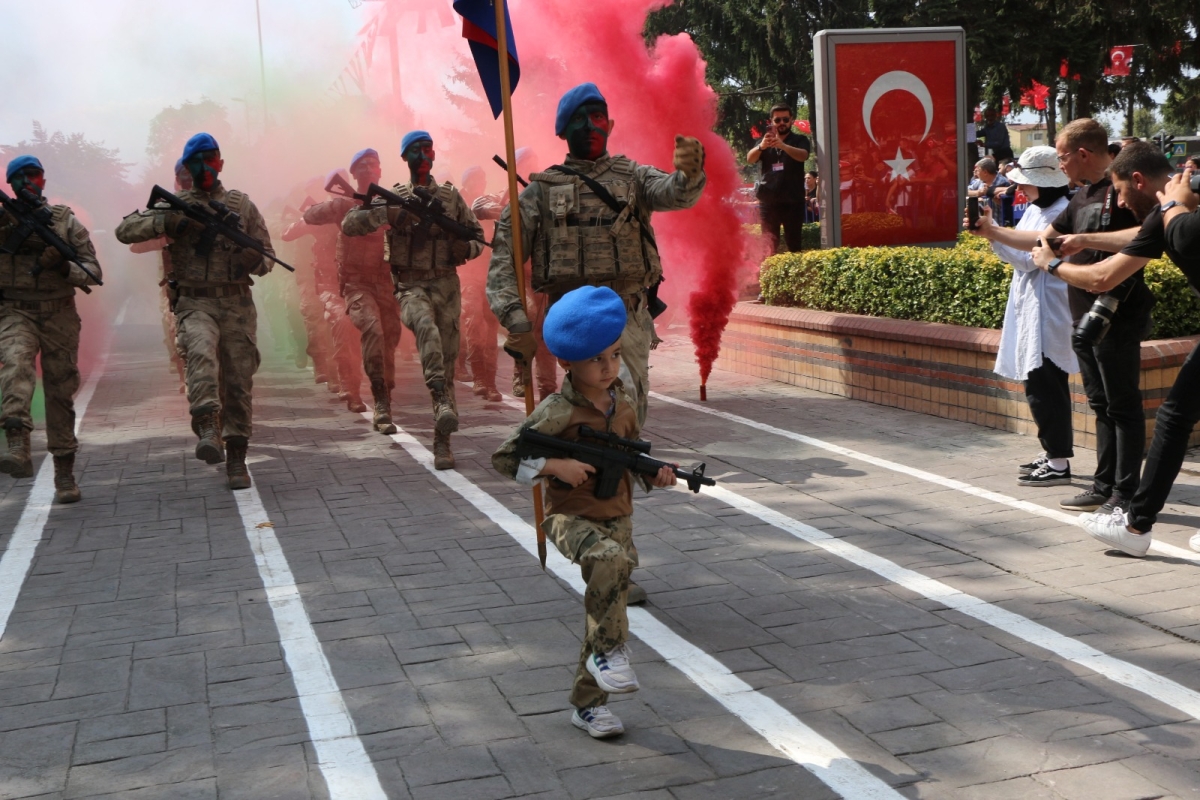 30 Ağustos'ta zaferle neticelenen Büyük Taarruz ve Başkomutanlık Meydan Muharebesi'nin 102’nci yıl dönümü ve Zafer Bayramı, Sakarya’da Kutlandı ( İİŞTE GÜNÜN ÖNE ÇIKAN FOTOĞRAF KARALERİ )