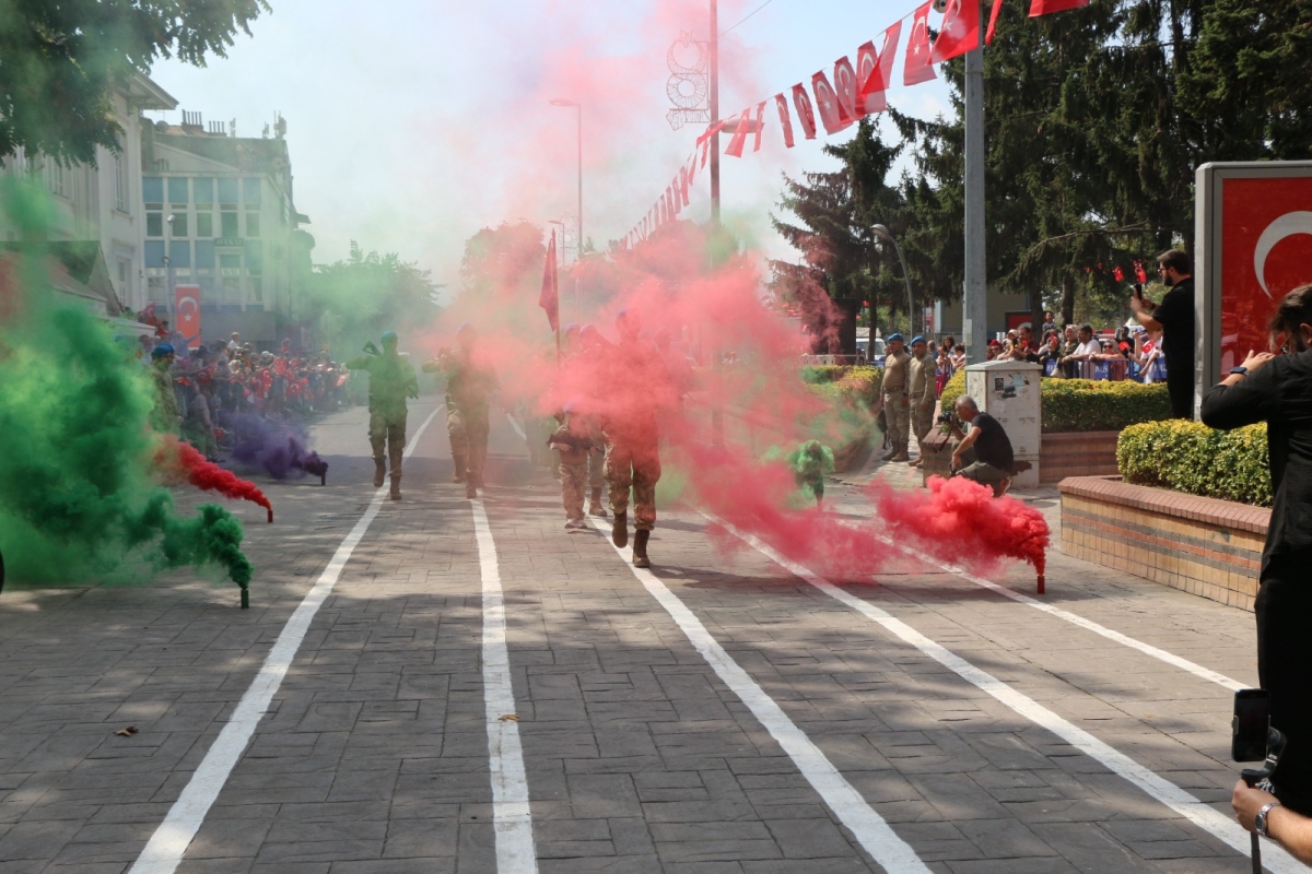 30 Ağustos'ta zaferle neticelenen Büyük Taarruz ve Başkomutanlık Meydan Muharebesi'nin 102’nci yıl dönümü ve Zafer Bayramı, Sakarya’da Kutlandı ( İİŞTE GÜNÜN ÖNE ÇIKAN FOTOĞRAF KARALERİ )
