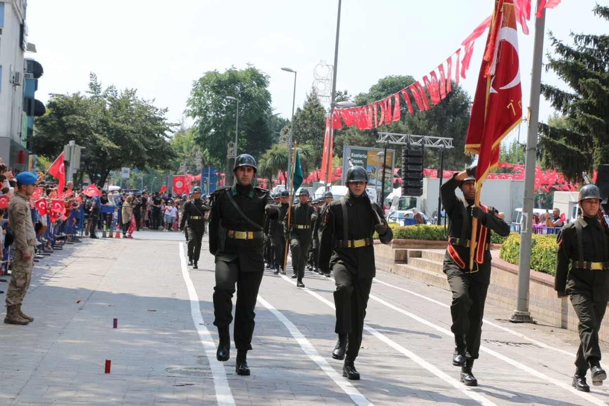 30 Ağustos'ta zaferle neticelenen Büyük Taarruz ve Başkomutanlık Meydan Muharebesi'nin 102’nci yıl dönümü ve Zafer Bayramı, Sakarya’da Kutlandı ( İİŞTE GÜNÜN ÖNE ÇIKAN FOTOĞRAF KARALERİ )