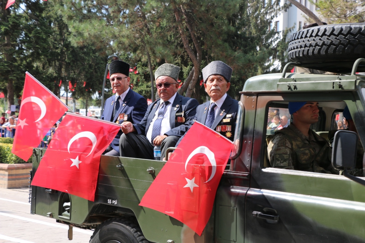 30 Ağustos'ta zaferle neticelenen Büyük Taarruz ve Başkomutanlık Meydan Muharebesi'nin 102’nci yıl dönümü ve Zafer Bayramı, Sakarya’da Kutlandı ( İİŞTE GÜNÜN ÖNE ÇIKAN FOTOĞRAF KARALERİ )