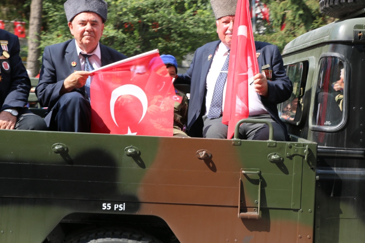 30 Ağustos'ta zaferle neticelenen Büyük Taarruz ve Başkomutanlık Meydan Muharebesi'nin 102’nci yıl dönümü ve Zafer Bayramı, Sakarya’da Kutlandı ( İİŞTE GÜNÜN ÖNE ÇIKAN FOTOĞRAF KARALERİ )