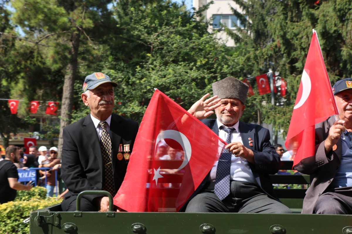 30 Ağustos'ta zaferle neticelenen Büyük Taarruz ve Başkomutanlık Meydan Muharebesi'nin 102’nci yıl dönümü ve Zafer Bayramı, Sakarya’da Kutlandı ( İİŞTE GÜNÜN ÖNE ÇIKAN FOTOĞRAF KARALERİ )