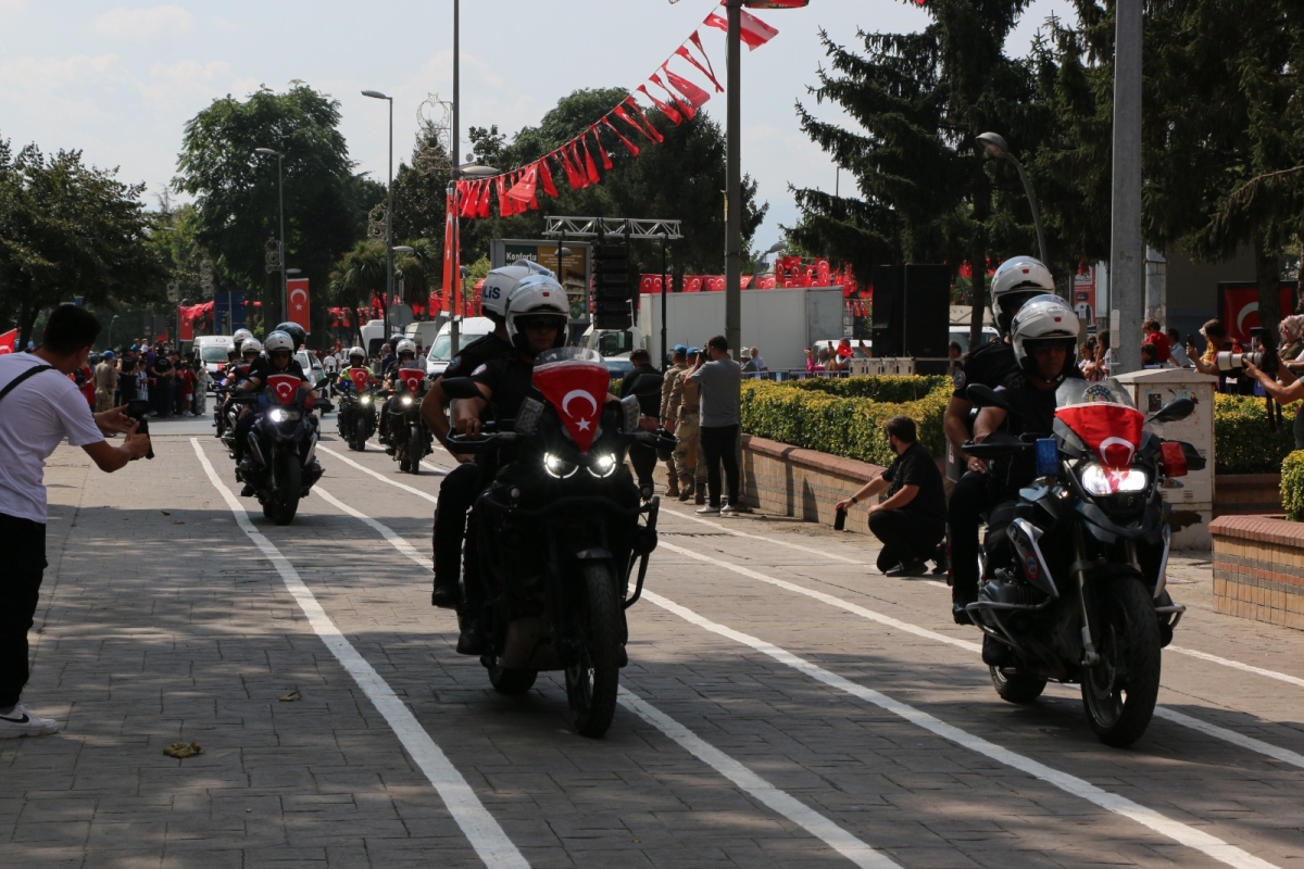 30 Ağustos'ta zaferle neticelenen Büyük Taarruz ve Başkomutanlık Meydan Muharebesi'nin 102’nci yıl dönümü ve Zafer Bayramı, Sakarya’da Kutlandı ( İİŞTE GÜNÜN ÖNE ÇIKAN FOTOĞRAF KARALERİ )
