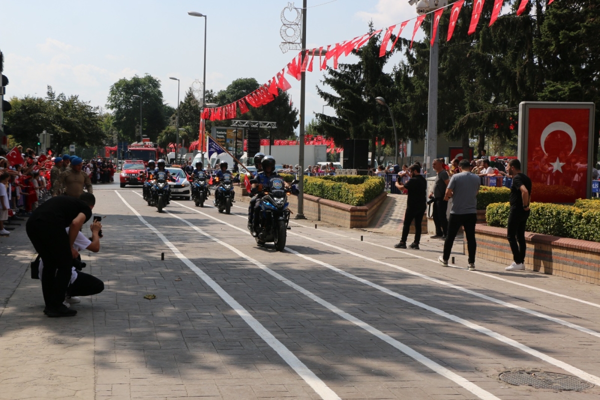 30 Ağustos'ta zaferle neticelenen Büyük Taarruz ve Başkomutanlık Meydan Muharebesi'nin 102’nci yıl dönümü ve Zafer Bayramı, Sakarya’da Kutlandı ( İİŞTE GÜNÜN ÖNE ÇIKAN FOTOĞRAF KARALERİ )