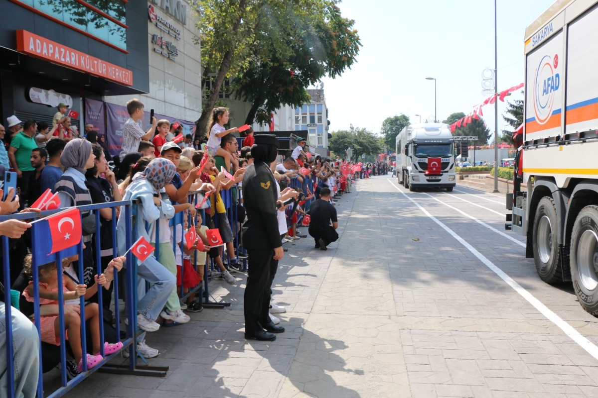 30 Ağustos'ta zaferle neticelenen Büyük Taarruz ve Başkomutanlık Meydan Muharebesi'nin 102’nci yıl dönümü ve Zafer Bayramı, Sakarya’da Kutlandı ( İİŞTE GÜNÜN ÖNE ÇIKAN FOTOĞRAF KARALERİ )