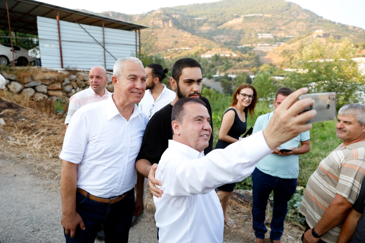 Gastronomi Festivali kapsamında Alanya’da düzenlenen tropikal meyve hasadını, Antalya Büyükşehir Belediye Başkanı Muhittin Böcek ve Alanya Belediye Başkanı Osman Tarık Özçelik birlikte gerçekleştirdi. ( İŞTE GÜNÜN ÖNE ÇIKAN F