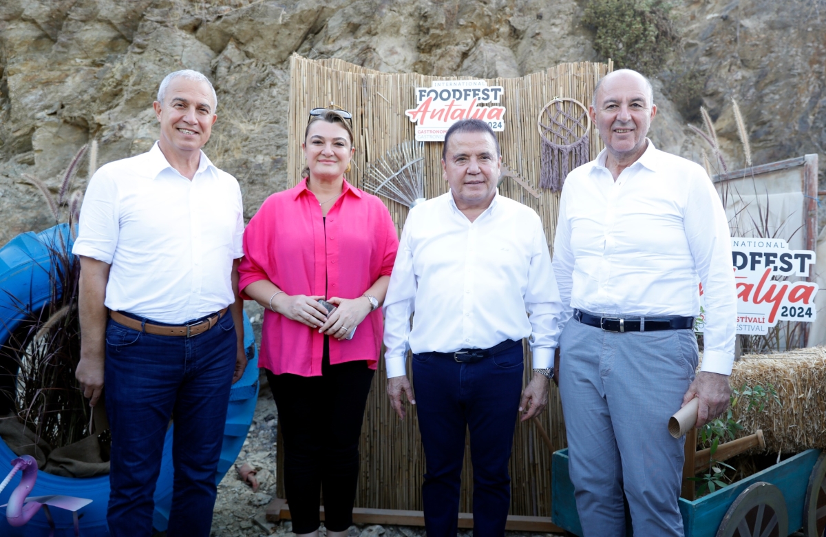 Gastronomi Festivali kapsamında Alanya’da düzenlenen tropikal meyve hasadını, Antalya Büyükşehir Belediye Başkanı Muhittin Böcek ve Alanya Belediye Başkanı Osman Tarık Özçelik birlikte gerçekleştirdi. ( İŞTE GÜNÜN ÖNE ÇIKAN F