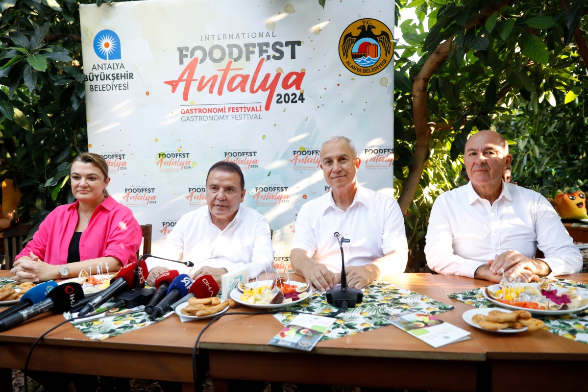Gastronomi Festivali kapsamında Alanya’da düzenlenen tropikal meyve hasadını, Antalya Büyükşehir Belediye Başkanı Muhittin Böcek ve Alanya Belediye Başkanı Osman Tarık Özçelik birlikte gerçekleştirdi. ( İŞTE GÜNÜN ÖNE ÇIKAN F
